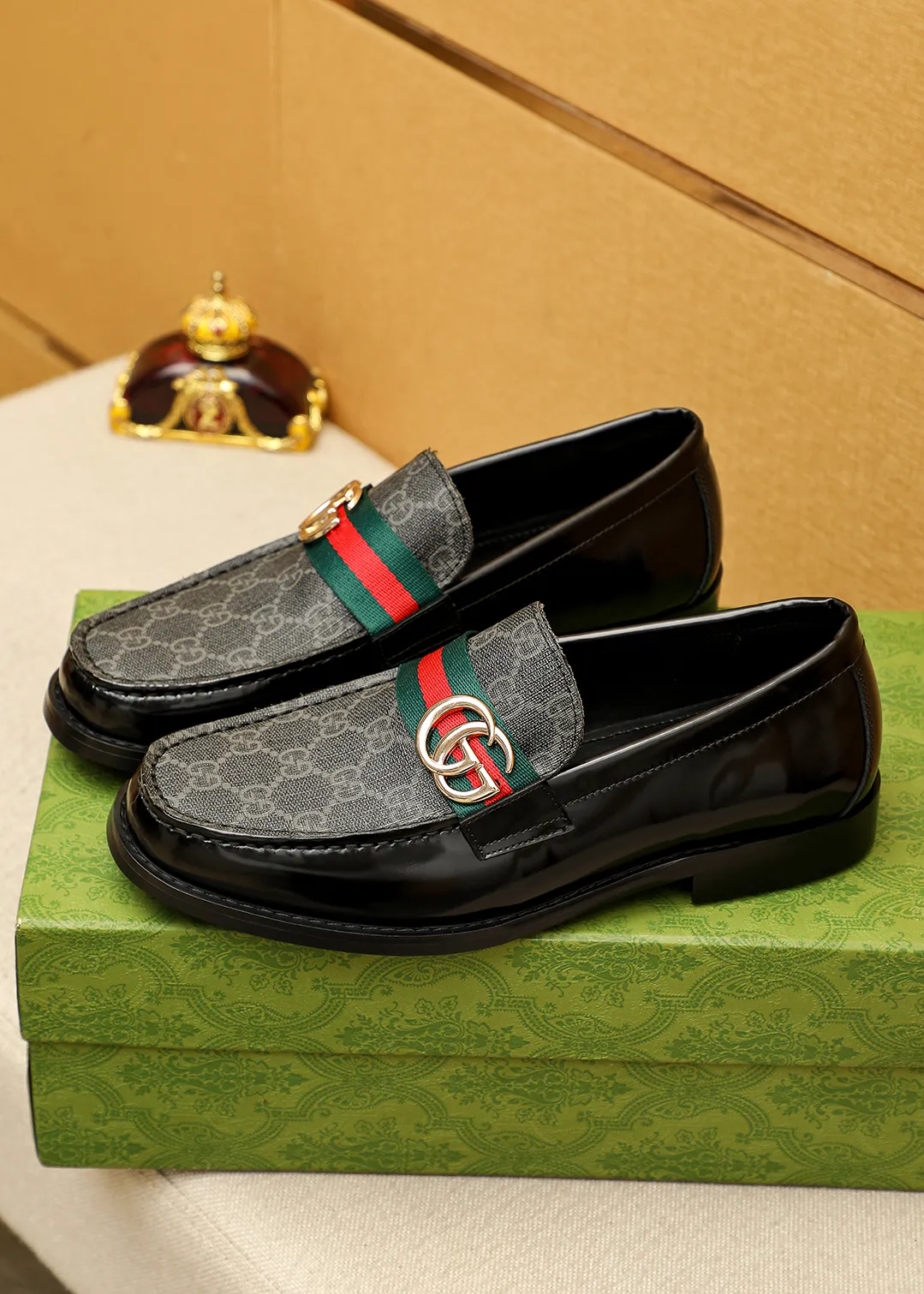 Men's shoes 💰480 💐 Product trademark: GUCCI "Gucci" casual leather shoes Regular size: 38-44 (45.46🉑️customized) Product materials: Selected imported first-layer calfskin embossed upper + luxury hardware buckle, imported water-dyed cowhide leather lining. Strong three-dimensional visual effect, original outsole color: 2 colors available